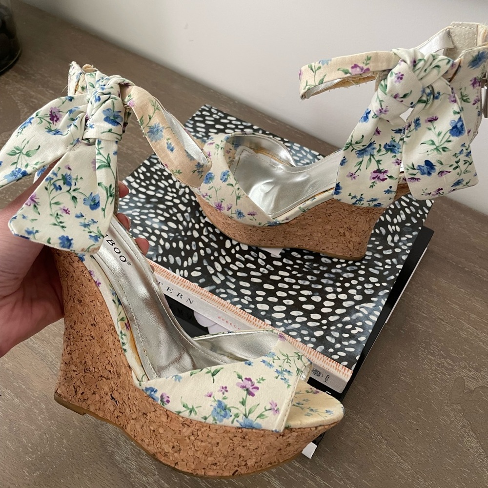 Adorable! Bamboo brand, wedge, floral size 7!